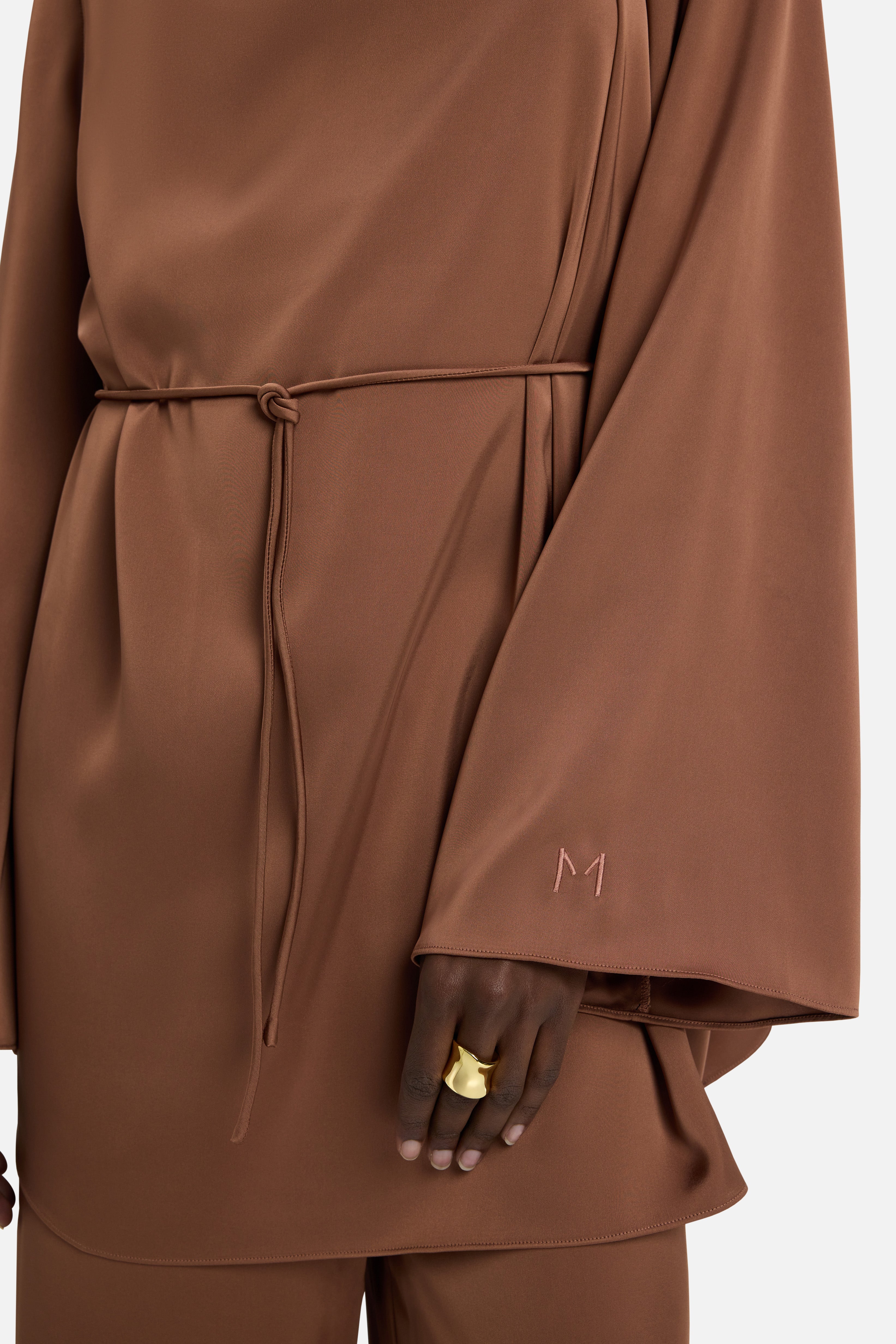 Detail shot front bordeaux blouse