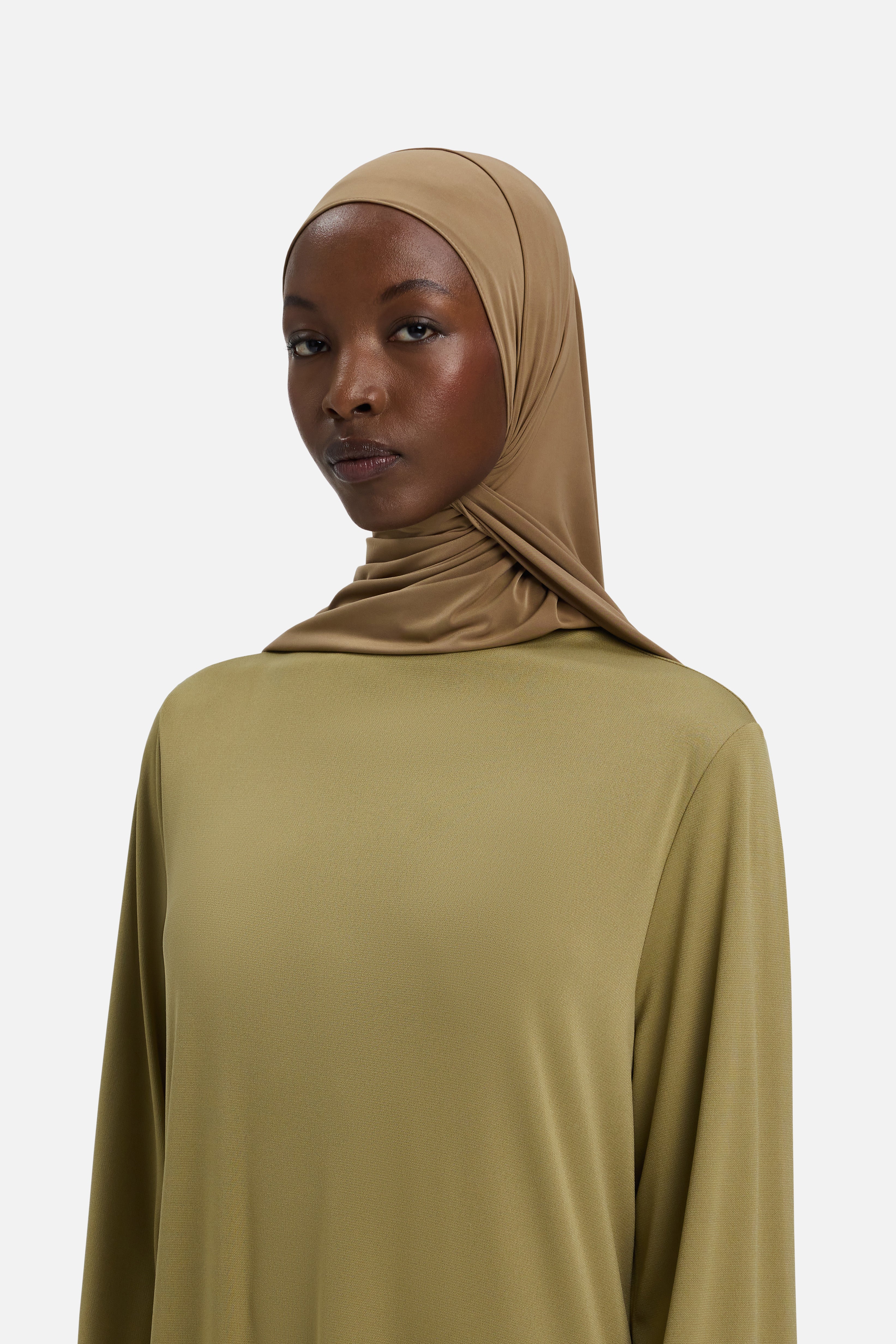 Model wearing brown MERRACHI headscarf, side view